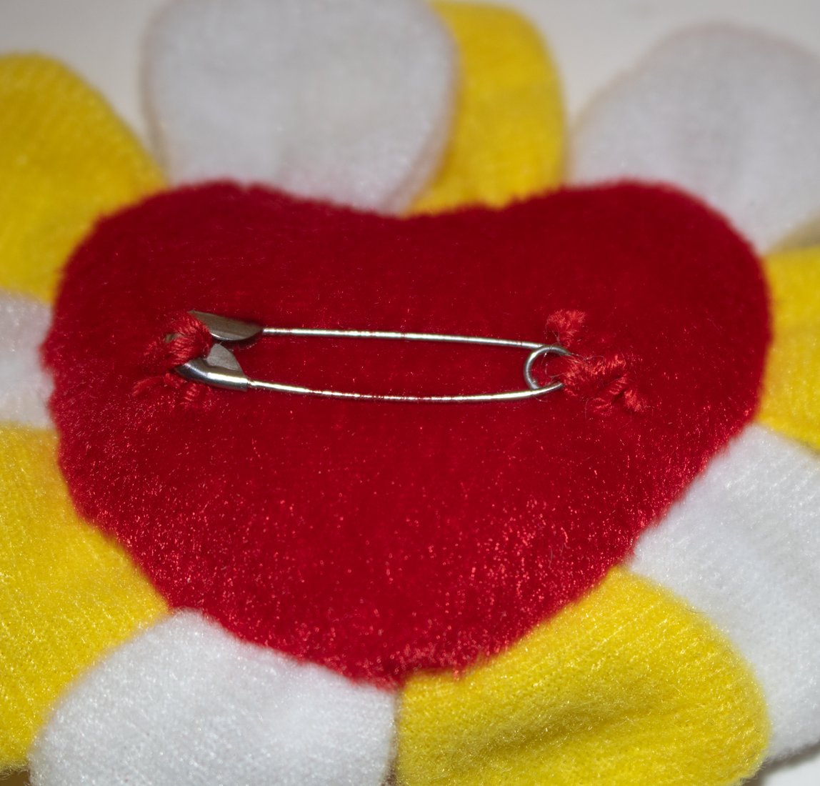 Broche Hartbloemetje Rood/Geel/Wit 2 Broche Hartbloemetje Rood/Geel/Wit - Afbeelding 2