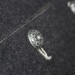 Tiroler Trachten Jas Luxe (Wol-Geitenleer) -Kostuum Winkel tiroler trachten jas luxe wol geitenleer detail 4